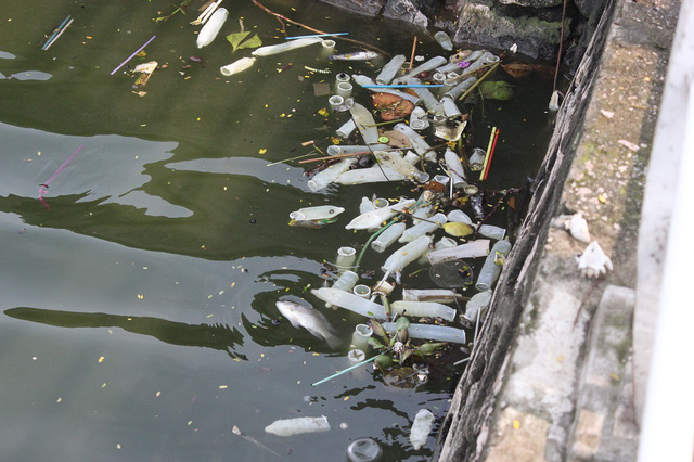 Hồ[-]Tây[-]tràn[-]ngập...[-]bao[-]cao[-]su[-]sau[-]cơn[-]mưa[-]lớn